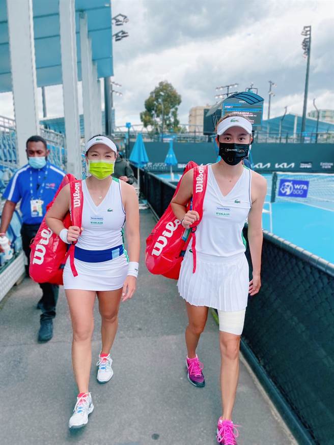 詹咏然（左）与詹皓晴直落二挺进吉普斯兰锦标赛女双4强。（刘雪贞提供）