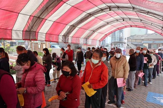 民眾戴口罩、排队领取纾困金。（张毓翎摄）