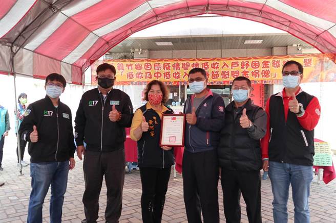 义竹乡公所特别与义竹六三王府合作，再扩大发放低收及中低收入户每户5000元。（张毓翎摄）