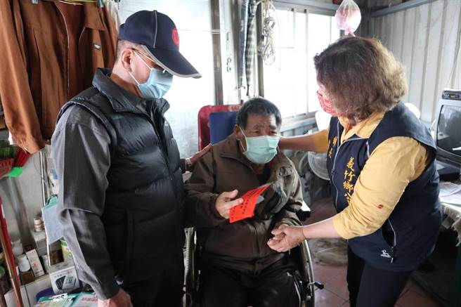 六三王府顾问团团长黄淇荃（左），也会同黄阿家（右）前往行动不便的低收入户家中，把纾困金亲自递送给他们。（张毓翎摄）
