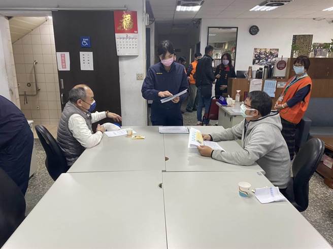 农历春节将届，新店警分局与辖区内之金融机构，採渐进式方式召开「加强重要节日安全维护工作协调会」协调各项安全维护事宜。（新店警分局提供）