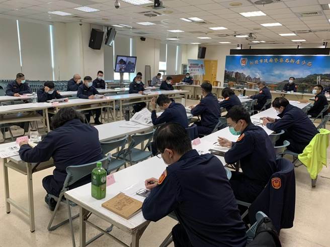 农历春节将届，新店警分局与辖区内之金融机构，採渐进式方式召开「加强重要节日安全维护工作协调会」协调各项安全维护事宜。（新店警分局提供）