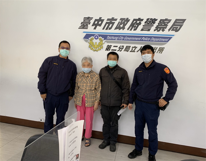 警方从警政系统查询，成功联繫上老妇的儿子，在农历年前协助妇人返家团圆。（台中市警第二分局提供／张妍溱台中传真）