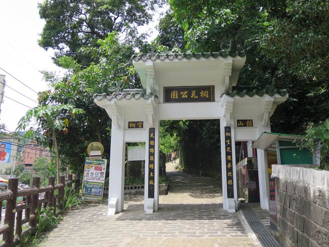 新北市土城區微笑山線步道，因鋪面長年磨損，止滑效果消失，登山客屢次反映險些摔跤，區公所便向內政部營建署申請「城鎮風貌及創生環境營造計畫」，爭取455萬元經費改善。（圖由土城區公所提供）