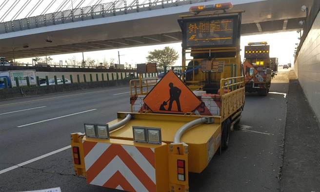 維持春節期間交通順暢，台中市警察局交通警察大隊與交通公路總局第2區養護工程處，聯手導入緩撞車編組。（台中市警察局提供／張妍溱台中傳真）