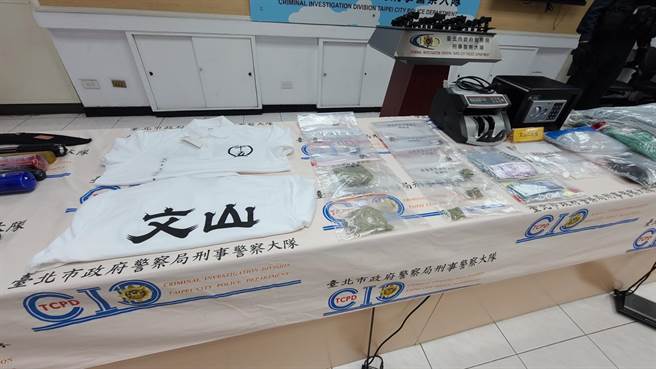 警方查扣刀械、毒品等证物。（警方提供，文：陈鸿伟）