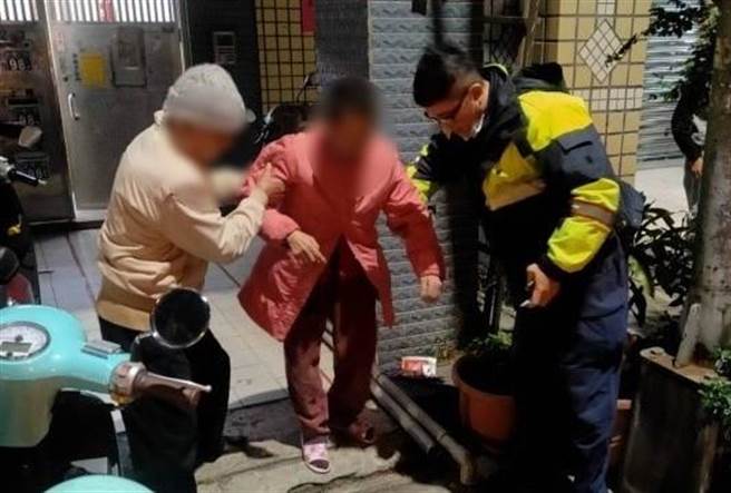 台中市警察局第四分局大墩派出所員警，利用監視器幫助老翁找回愛妻。（民眾提供／盧金足台中傳真）