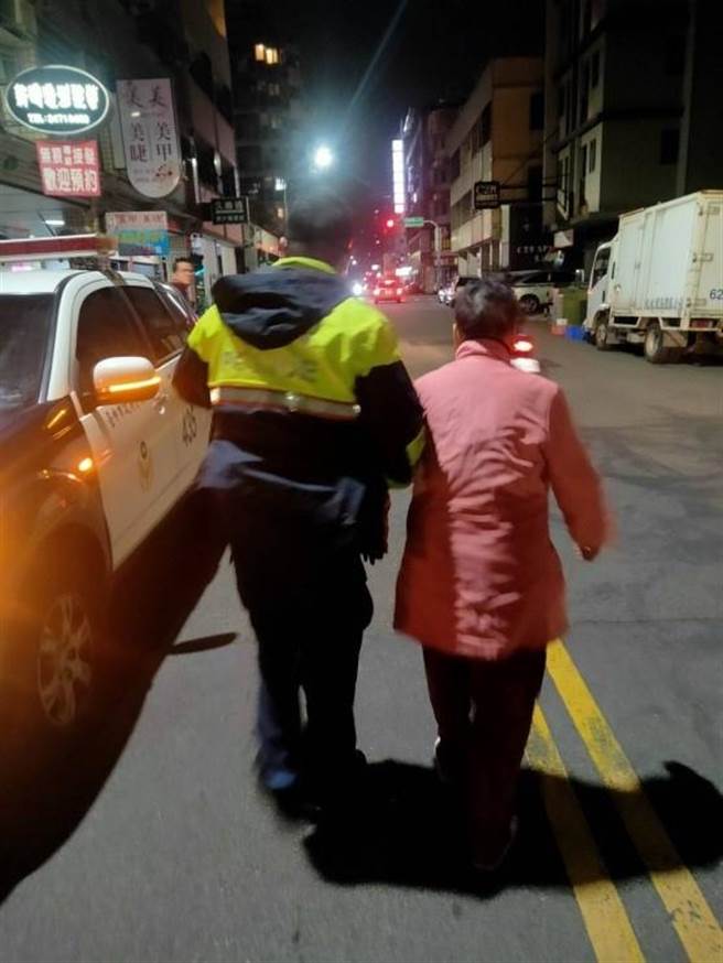 警方貼心扶著走失的阿嬤，與85歲王姓老翁團聚，溫暖背景令人感動。（民眾提供／盧金足台中傳真）