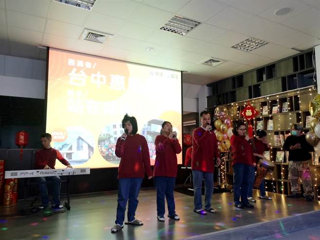 华凌光电岁末感恩餐会邀请惠明乐团演唱张惠妹《站在高岗上》。（惠明盲校提供／王文吉台中传真）