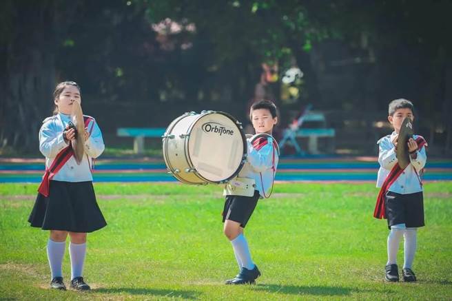 嘉义县义竹国小家长洪国荣说，念小二的最小儿子为了今年比赛，寒假还到学校参加音乐营练习打鼓。（洪国荣提供／张毓翎嘉义传真）