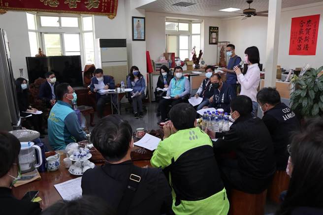 5日立委翁重钧邀请教育部南下嘉义与陈情家长协调，嘉义县教育展望协会、全国家长团体联盟等团体代表提出各项诉求。（张毓翎摄）