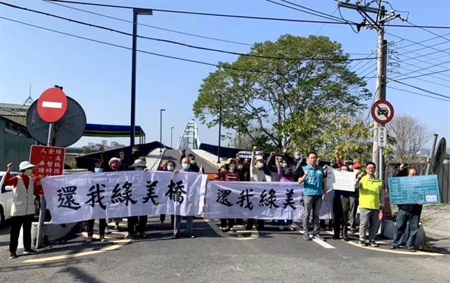 5日南投市軍功里、東山里的居民前往綠美橋頭抗議，希望了解綠美橋的修復計畫，並讓橋儘早開放，解決交通問題。（民眾提供／黃立杰南投傳真）