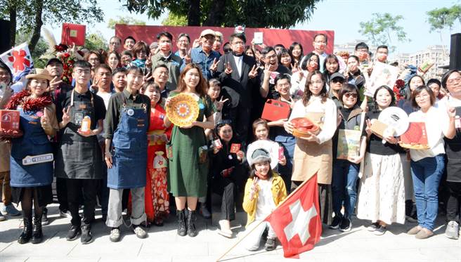 屏東勝利星村趕在農曆年前全區開幕，51家品牌商家一一進駐，將陪伴遊客歡度新年。（林和生攝）