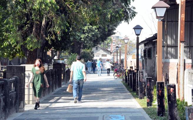 屏東勝利星村趕在農曆年前全區開幕，濃濃日式建築群吸引遊客南國漫遊。（林和生攝）
