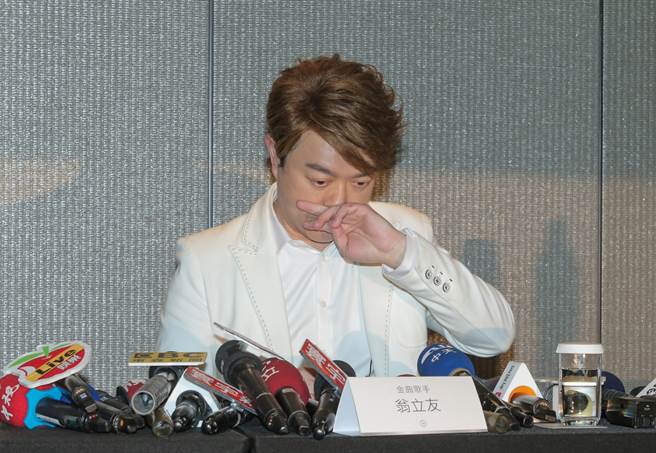 翁立友现身说明性骚风波，含泪希望鸡排妹告他，还他一个清白。(卢祎祺摄)