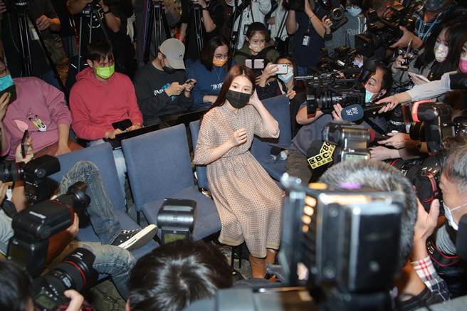 鸡排妹突然闯入翁立友记者会，让记者会一度延宕，场面混乱。(卢祎祺摄)