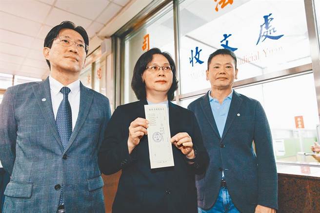 去年立法院临时会进行监察院长陈菊及26名监委人事同意权审查，在民进党立委以人数优势强势表决过关下，民眾党、国民党、时代力量等在野党声请释宪。（本报资料照）