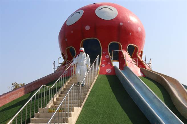 苗栗县政府规画于连假前夕，针对县内216处公共场所全面大消毒，消毒防疫大队5日以背负式及车载式设备，对猫里喵亲子公园各项角落全面消毒。（巫静婷摄）