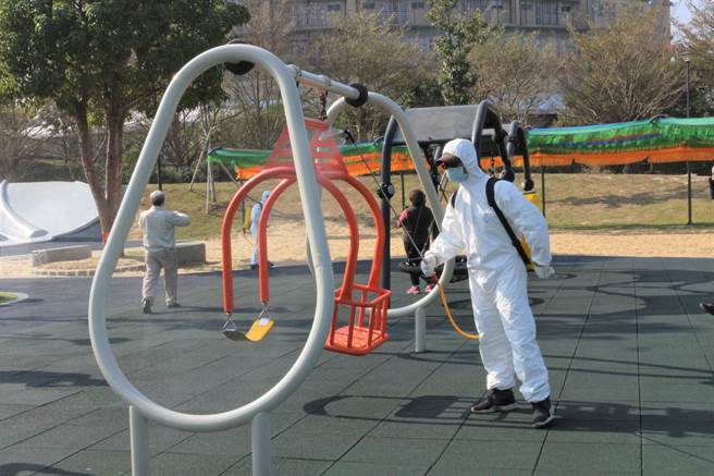 苗栗县政府规画于连假前夕，针对县内216处公共场所全面大消毒，消毒防疫大队5日以背负式及车载式设备，对猫里喵亲子公园各项角落全面消毒。（巫静婷摄）