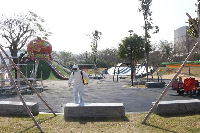 苗栗县政府规画于连假前夕，针对县内216处公共场所全面大消毒，消毒防疫大队5日以背负式及车载式设备，对猫里喵亲子公园各项角落全面消毒。（巫静婷摄）