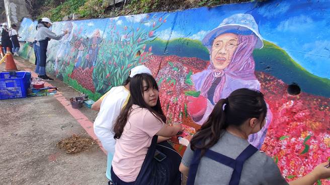 国立台东女中美术班师生以当地人文特色为主题，合作彩绘多良泷部落。（蔡旻妤摄）