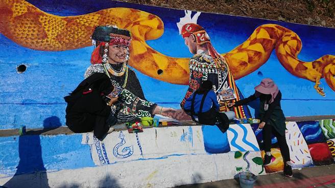 国立台东女中美术班师生以当地人文特色为主题，合作彩绘多良泷部落。（蔡旻妤摄）