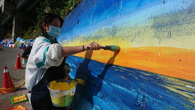 国立台东女中美术班师生以当地人文特色为主题，合作彩绘多良泷部落。（蔡旻妤摄）