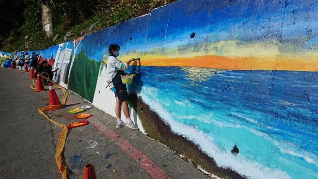 国立台东女中美术班师生以当地人文特色为主题，合作彩绘多良泷部落。（蔡旻妤摄）