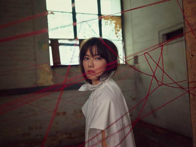 孫燕姿新歌〈餘額〉請來金鐘視帝李銘順跨刀演出MV。（環球音樂提供）