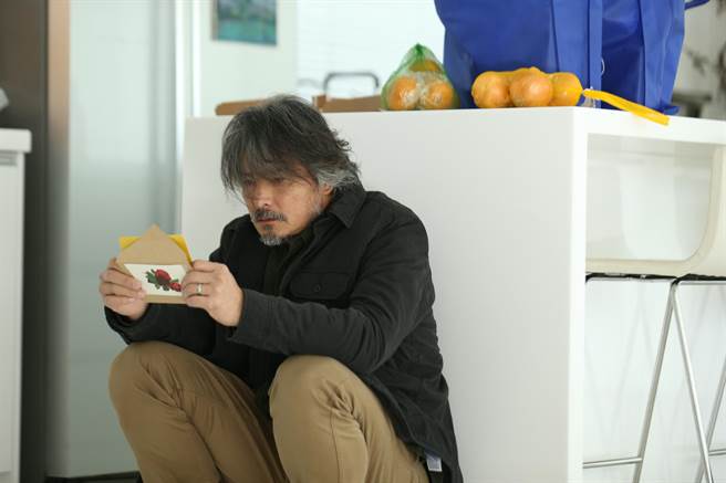 孫燕姿新歌〈餘額〉請來金鐘視帝李銘順跨刀演出MV。（環球音樂提供）