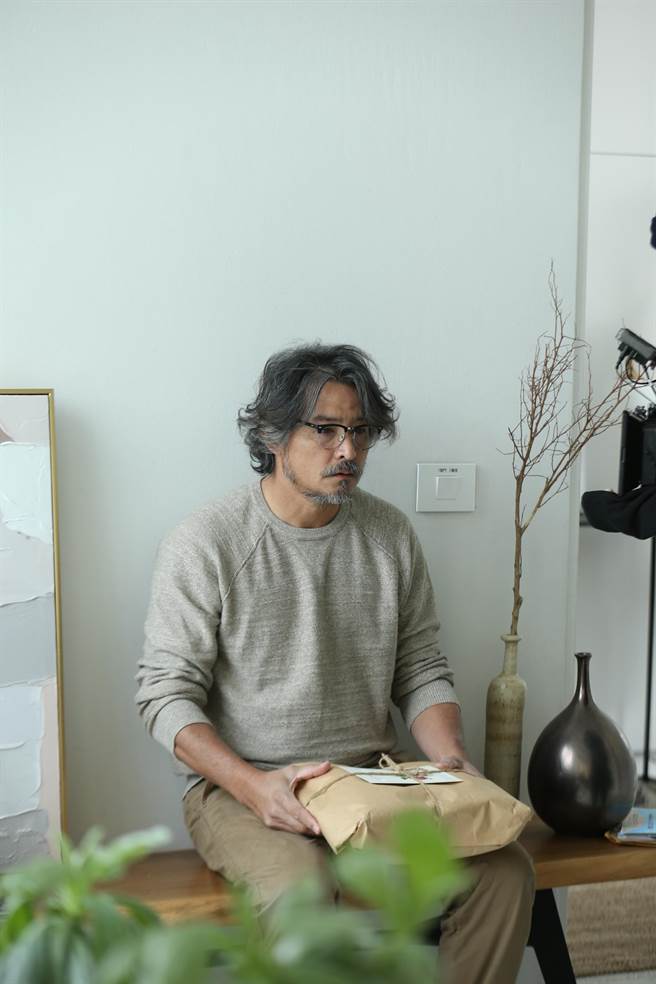 孫燕姿新歌〈餘額〉請來金鐘視帝李銘順跨刀演出MV。（環球音樂提供）