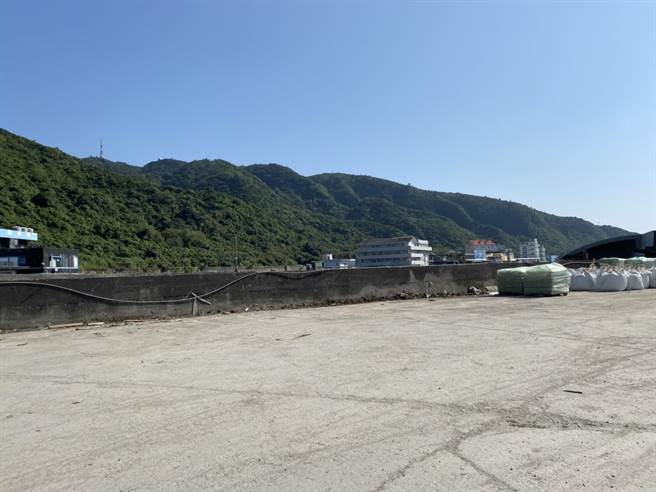 台東縣政府及綠島鄉公所年前進行環境清潔，總共清除南寮漁港共25噸的廢棄物。（台東縣政府提供／蔡旻妤台東傳真）