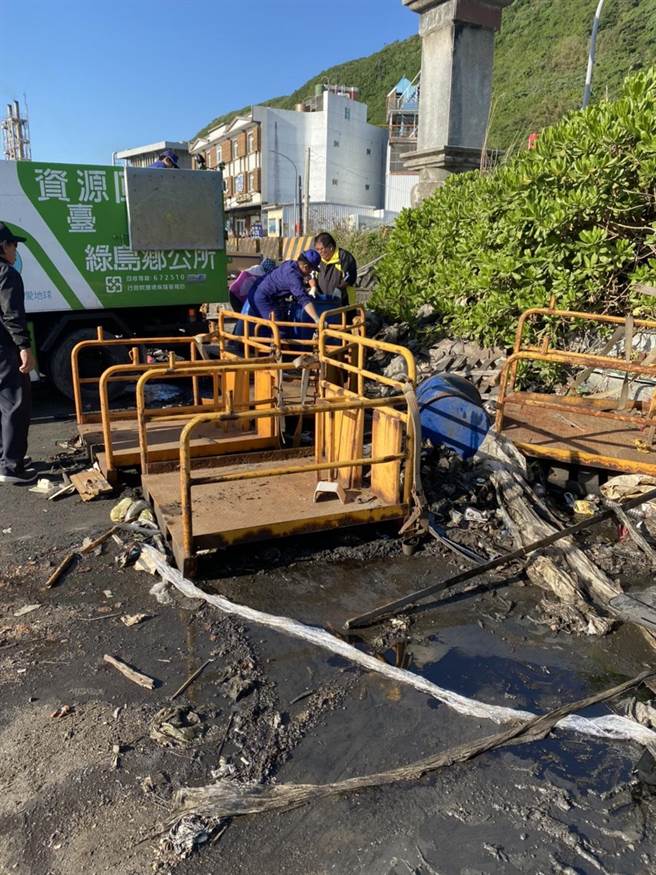 台東縣政府及綠島鄉公所年前進行環境清潔，總共清除南寮漁港共25噸的廢棄物。（台東縣政府提供／蔡旻妤台東傳真）