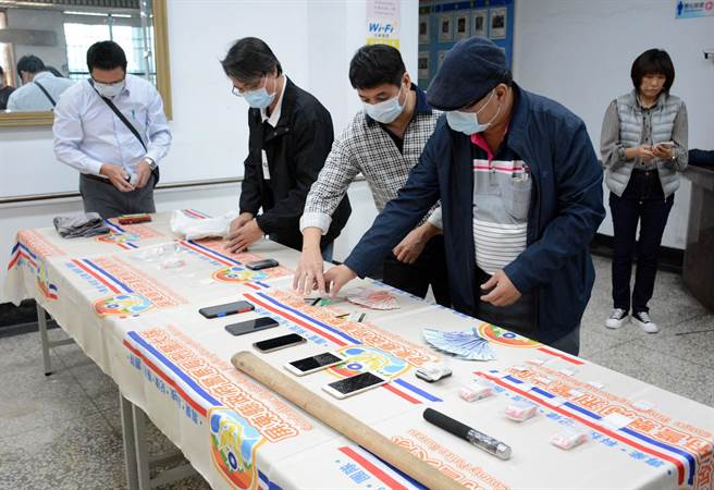 屏东警方破获诈骗集团及治平对象，并查扣现金、棍棒等证物。(林和生摄)
