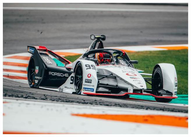 保时捷电动方程式赛车上有TAG Heuer的品牌冠名，庆祝双方的结盟。（TAG Heuer提供）