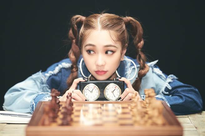 艾薇新歌〈甘蔗掰掰〉MV邀周湯豪執導。（環球唱片提供）