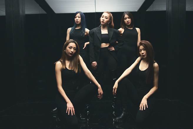 艾薇新歌〈甘蔗掰掰〉MV邀周湯豪執導。（環球唱片提供）