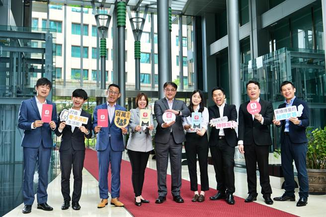 中租-KY旗下仲信资融资深副总经理张铭聪（中）及中租零卡团队。（中租提供）