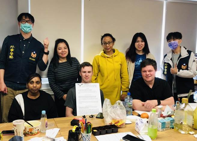 海山分局宣導春節期間提供外僑「舉家外出住居安全服務」。（海山分局提供）