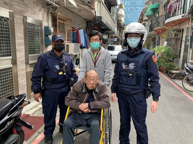 內湖警方護送失智老翁返家。(翻攝照片／林郁平台北傳真）