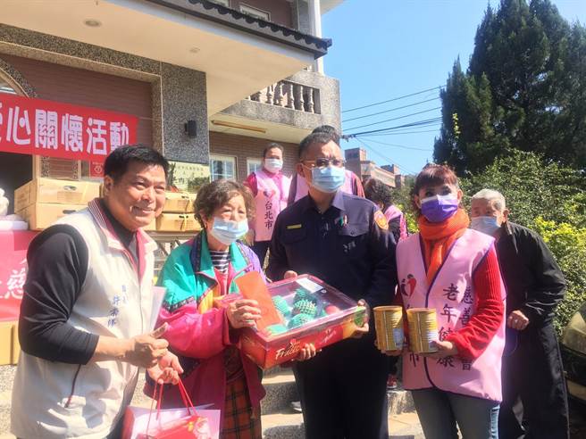 汐止分局結合烘內實物銀行分送弱勢家庭民生物資。（汐止分局提供）