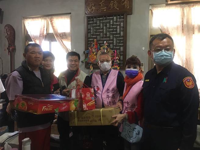 汐止分局結合烘內實物銀行分送弱勢家庭民生物資。（汐止分局提供）