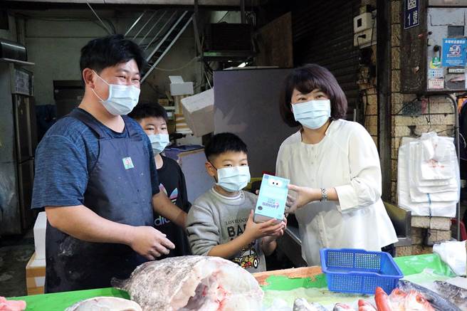 嘉义市长黄敏惠（右）提供民眾口罩，呼吁全面加强防疫过好年。（廖素慧摄）