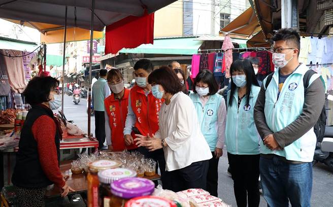 嘉义市长黄敏惠提醒东市场摊商加强防疫。（廖素慧摄）