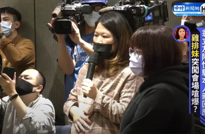 翁立友经纪人挺着孕肚，希望鸡排妹离开，不要为难他们，让声明会赶快进行。(取自中时新闻网YouTube)