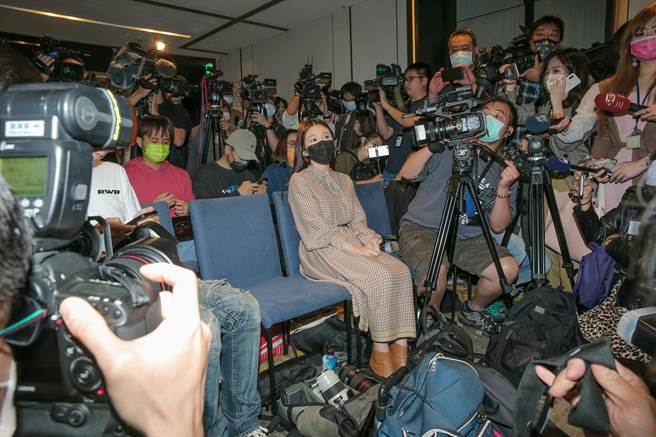 鸡排妹突然现身翁立友记者会，双方一度僵持不下。(吴松翰摄)