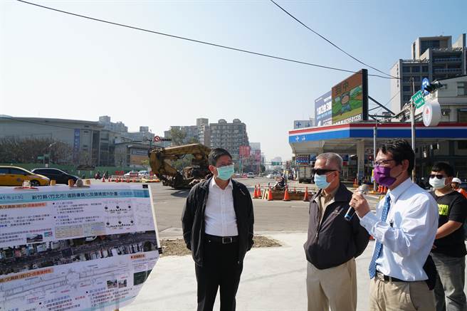 新竹縣長楊文科（左）5日前往自強南路、文興路口視察道路優質化及環境提升工程，要求廠商做好交通警示，保障用路人安全。（莊旻靜攝）