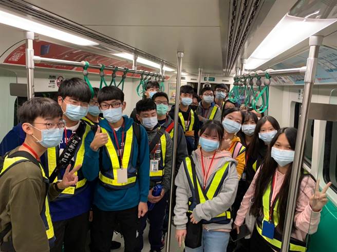 高雄捷運公司特地為高中生開設「捷運探索體驗營」，安排學生凌晨搭上巡軌列車，了解列車營運前的準備工作，特殊體驗讓學生留下深刻印象。（袁庭堯攝）