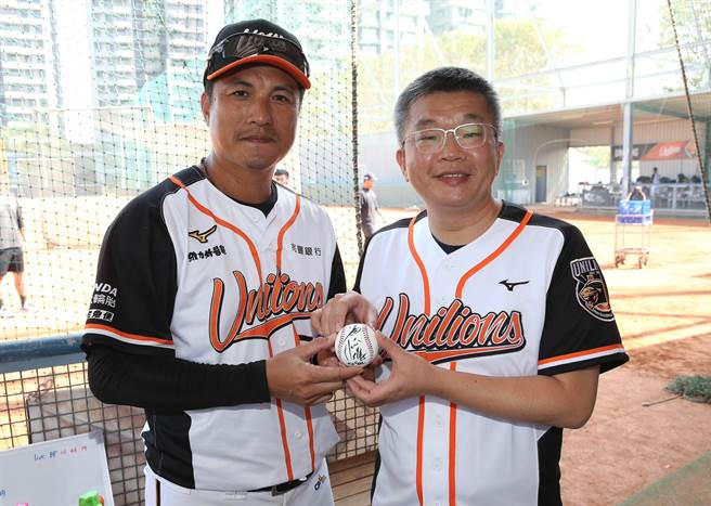 统一狮潘武雄(左)回赠蔡其昌会长(右)签名球。（中职提供）