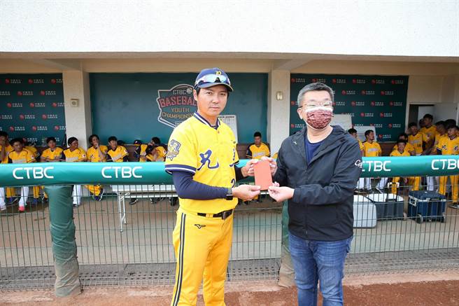 蔡其昌会长(右)致赠加菜金予中信兄弟(左为林威助总教练)。（中职提供）